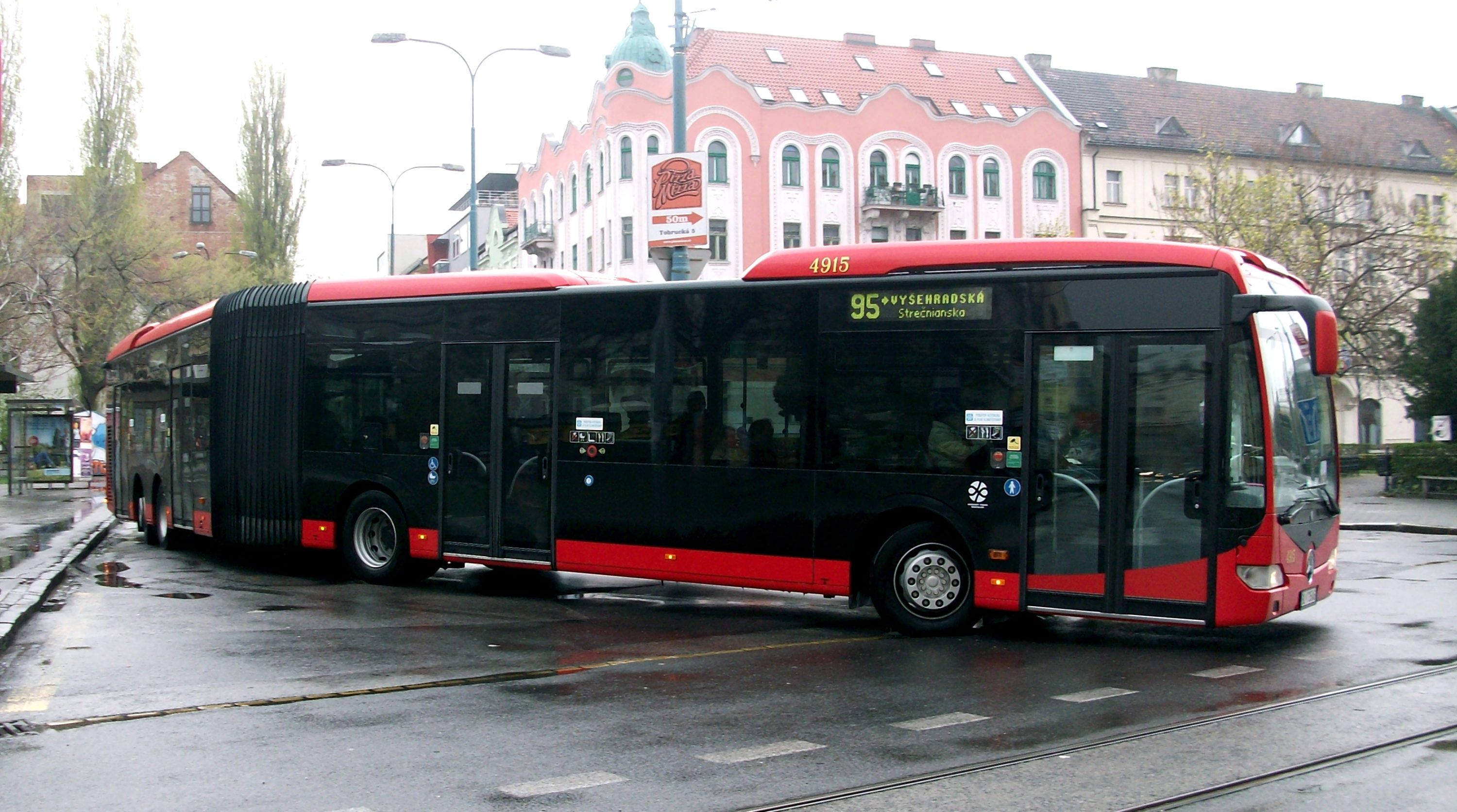 Mercedes-Benz_Capacity_leaving_a_bus_stop_Bratislava_line_95